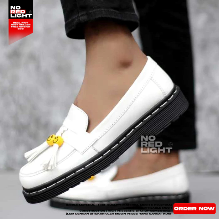 Sepatu Loafers Pria Putih Slip On Smile