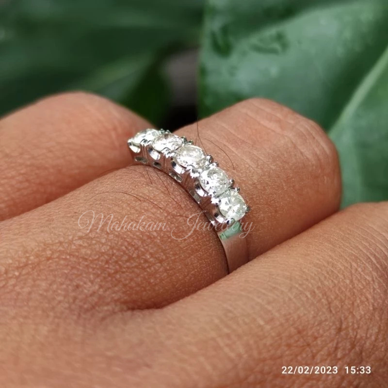 Cincin Emas Putih Berlian Besar
