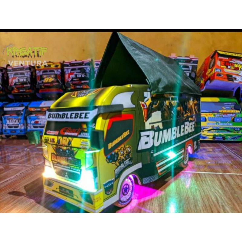Miniatur Truk Oleng Purbalingga Koleksi Unik yang Bikin Meja Kerjamu Makin Hidup"