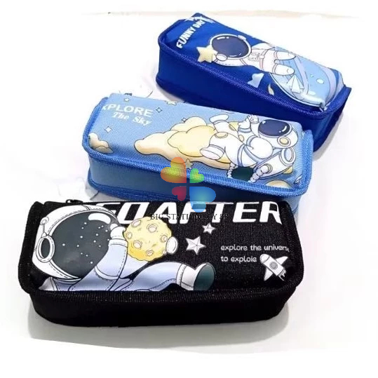 

KOTAK PENSIL/TEMPAT PENSIL 2 SLETING KAIN MOTIF ASTRONOT +GANTUNGAN L-1-6993 BOX