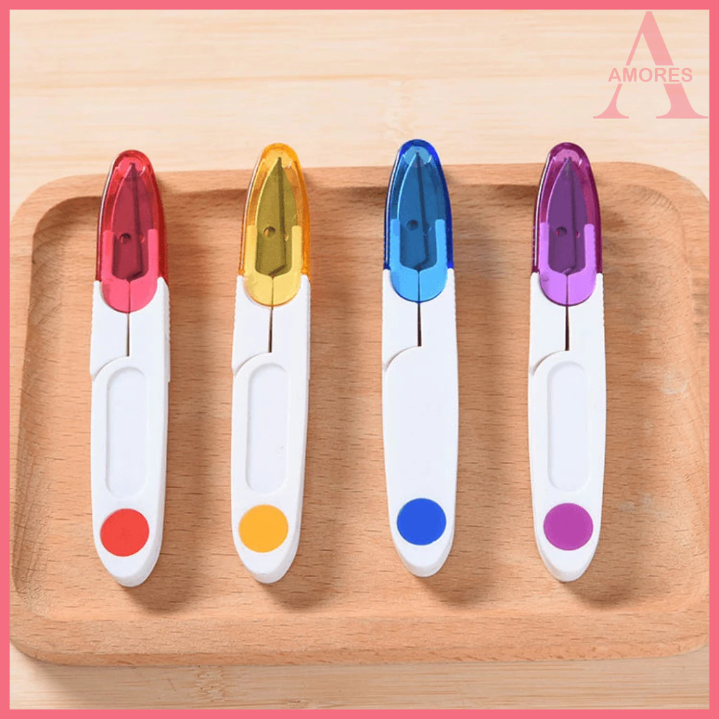 

Gunting Buang Benang Jahit Thread Cutter Bahan Plastik Gunting Cekris dengan Tutup MG016