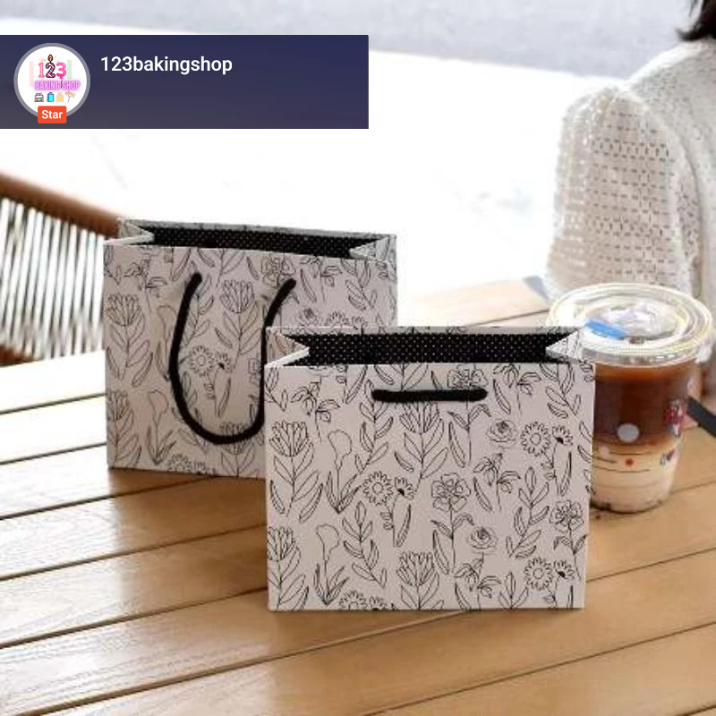 

Satuan - Paperbag Bunga Hitam Putih 18x7x15 cm