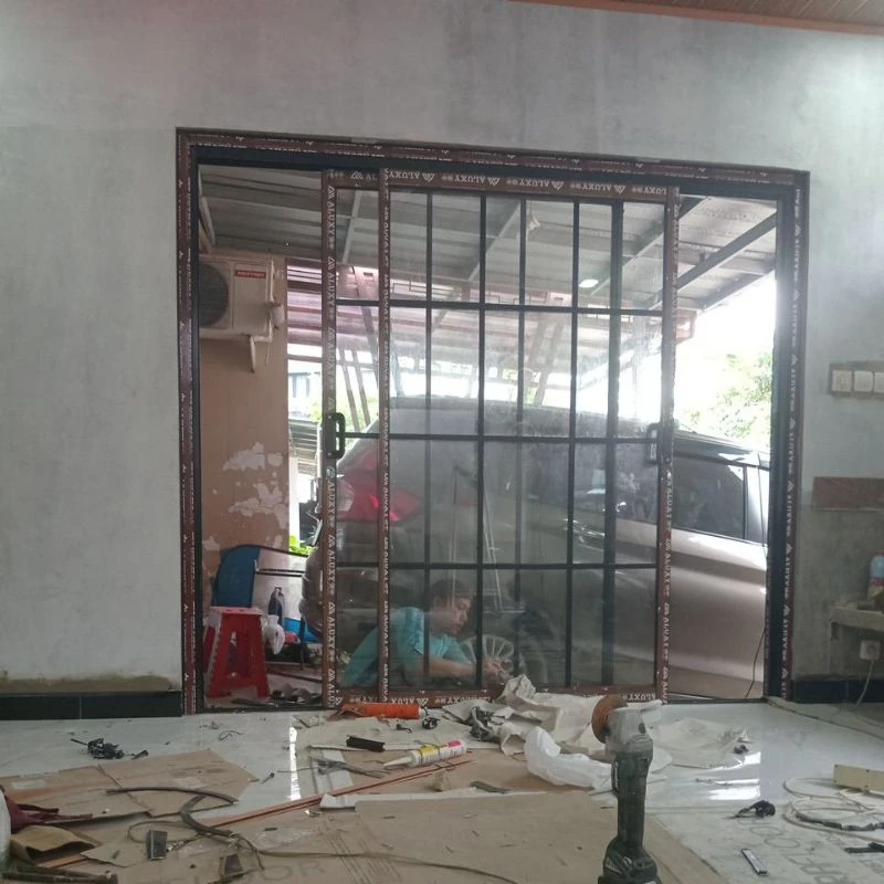 Pintu Geser Kaca Aluminium Minimalis - Model Industrial Elegan
