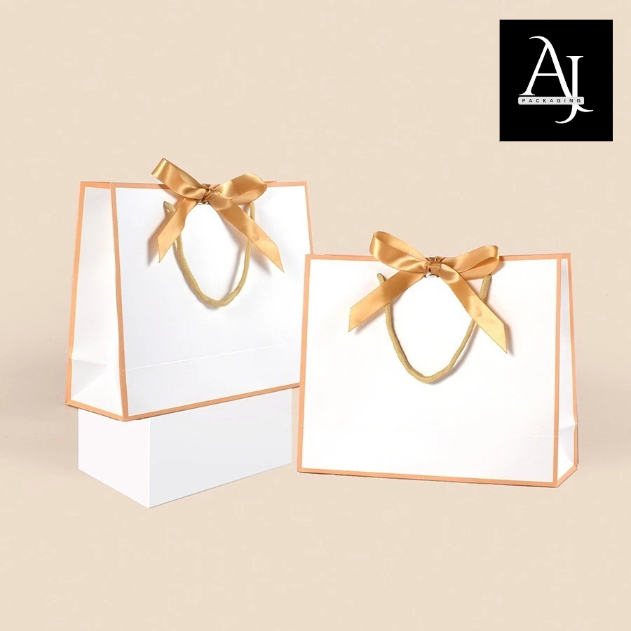 

Paperbag hitam putih/ putih gold persegi (sudah dengan PITA+TALI)/ Tas kado gift bag simple hitam putih/putih gold