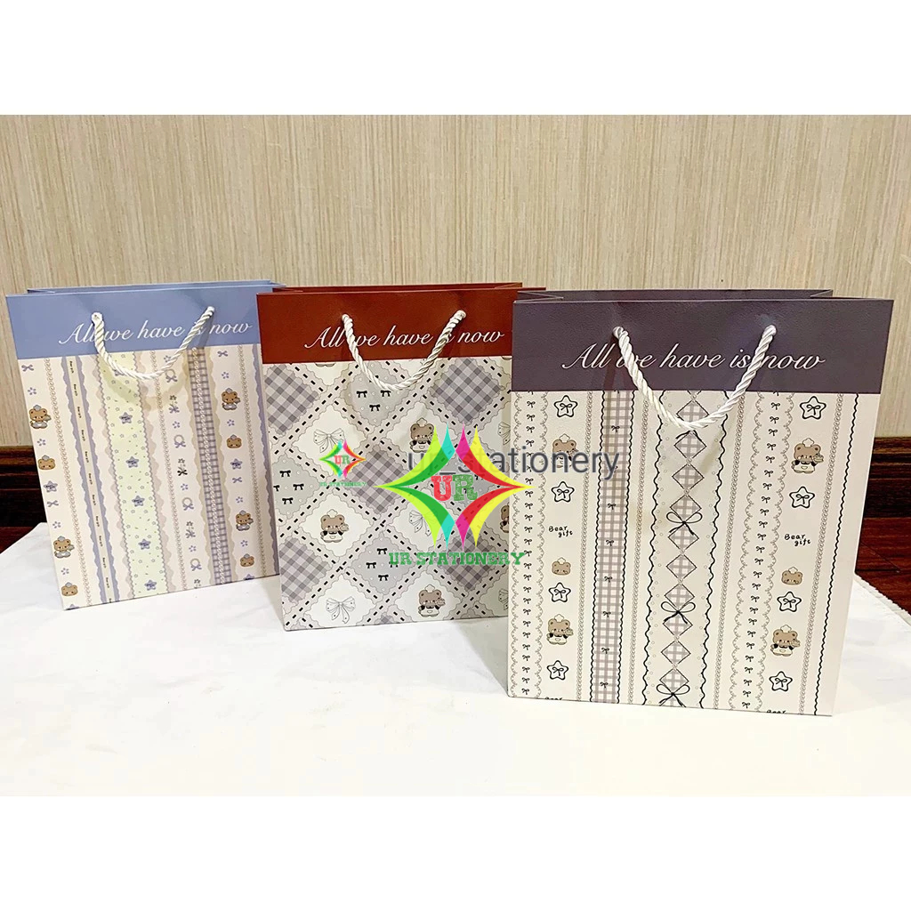 

PAPER BAG IMPOR LUCU BEAR ALL WE HAVE KECIL TEGAK / PAPER BAG LUCU/ PAPER BAG FANCY/GOOLDIE BAG