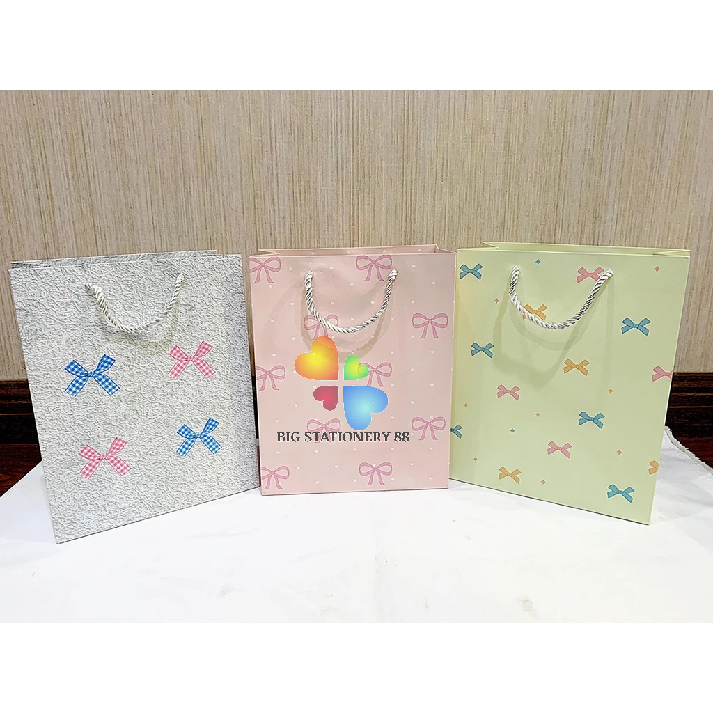 

PAPAPER BAG PITA POLOS TEGAK KECIL IMPOR / PAPER BAG LUCU / PAPER BAG FANCY /GOOLDIE BAG IMPOR