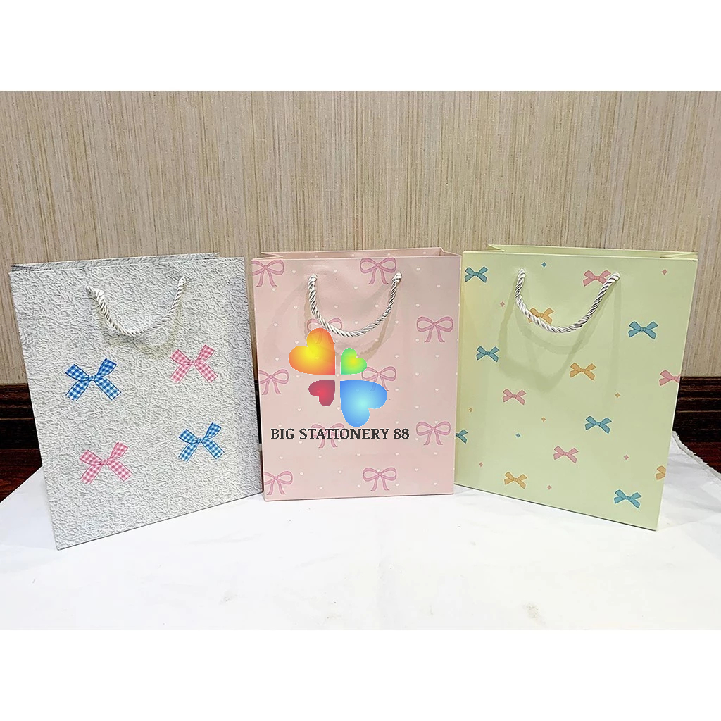 

PAPER BAG IMPOR TEGAK KECIL/SEDANG/BESAR/MELINTANG/GOODIE BAG/PAPER BAG FANCY/TAS HADIAH ULTAH/HAND BAG