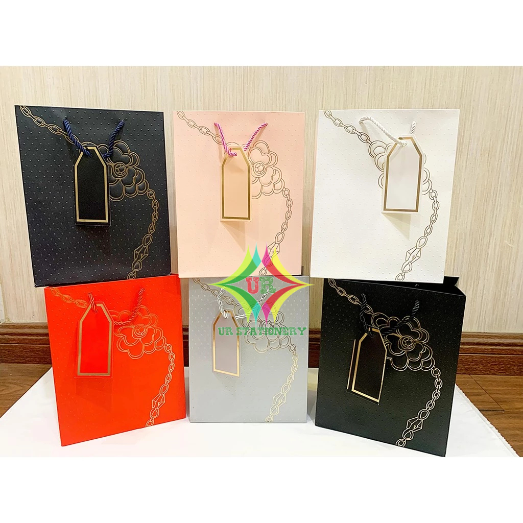 

PAPER BAG MOTIF BUNGA RANTAI LIST EMAS / SOUVENIR BAG/ GOOLDIE BAG
