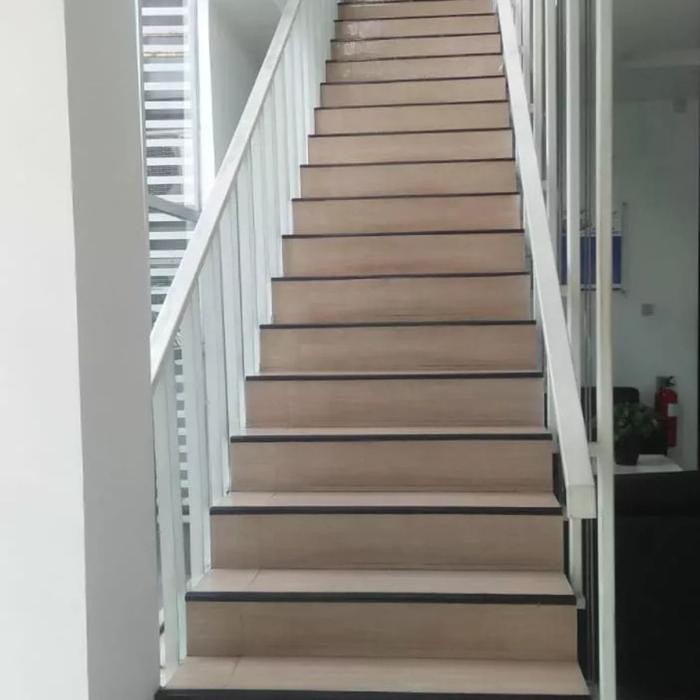 (Expert) Step nosing karet tangga /list siku karet tangga anti slip