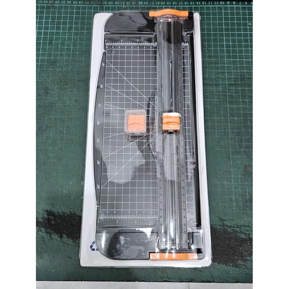 

Pemotong Kertas Dorong Tarik Paper Cutter A4 Joyko Pc 1637 16X37 Cm