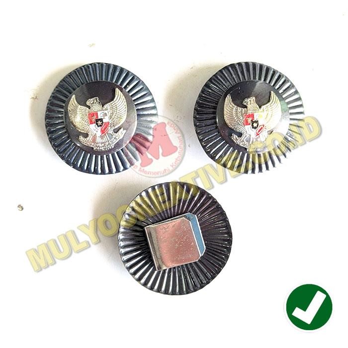 

Tanda Jabatan Lurah Warna Hitam Lencana Kades Ukr. 3.5 Cm Magnet PREMIUM