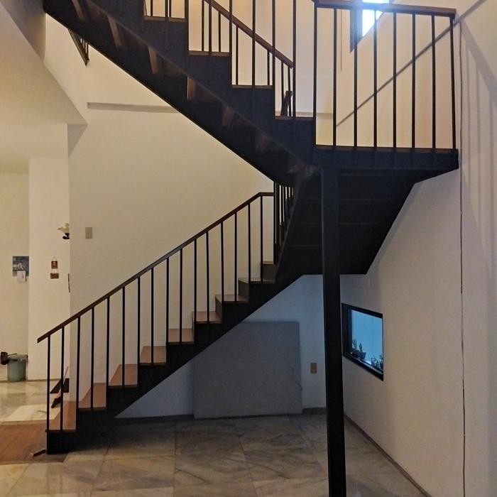 Tangga besi dan kayu Tangga industrial Tangga minimalis Tangga besi Costum Baja