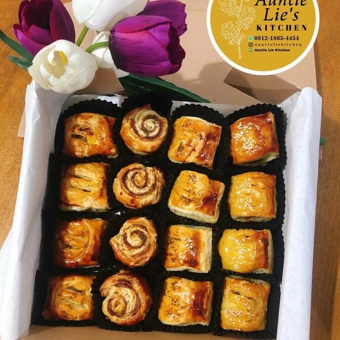

Hamper Ultah Snack Assorted Puff Pastry Saucijs Brood Sedap Premium
