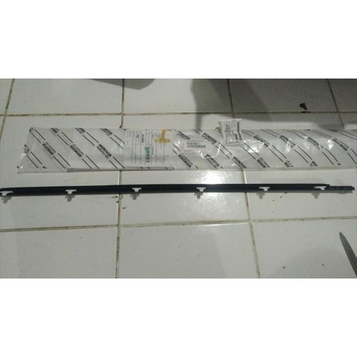 Pelipit Pintu/ Karet Kaca Luar Belakang Kanan Avanza Xenia 68180-BZ011