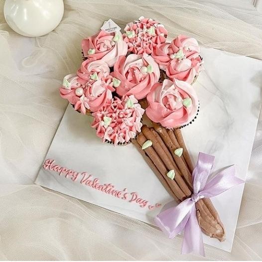 

Kado Hadiah Valentine Hamper Gift Bouquet / Buket Cupcake