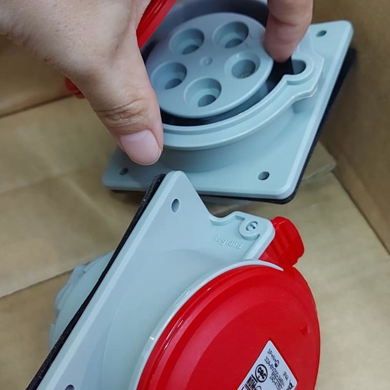 SOCKET PANEL LEGRAND 5 kaki 32A 555289