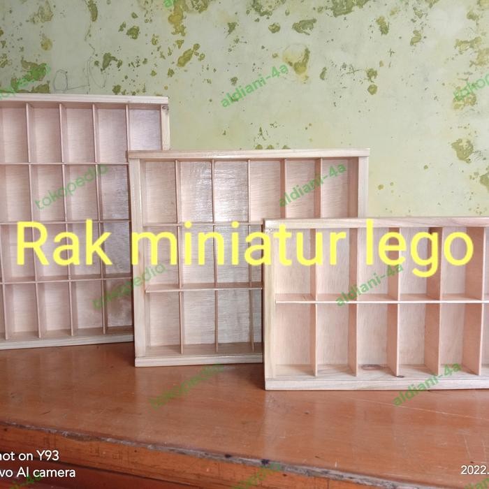 Rak miniatur LEGO dengan tutup akrilik