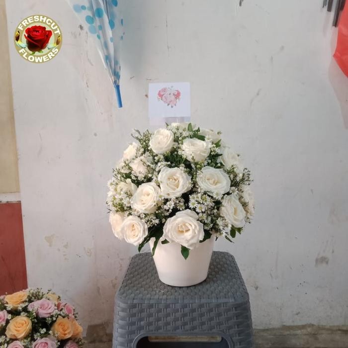 Rangkaian Bunga Mawar Fresh Dengan Vas Keramik