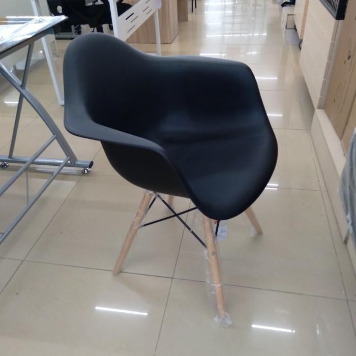 Kursi Santai Informa Derwood Hitam