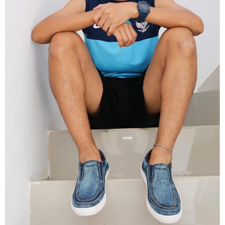 sepatu sneakers denim pria/sepatu slip on pria