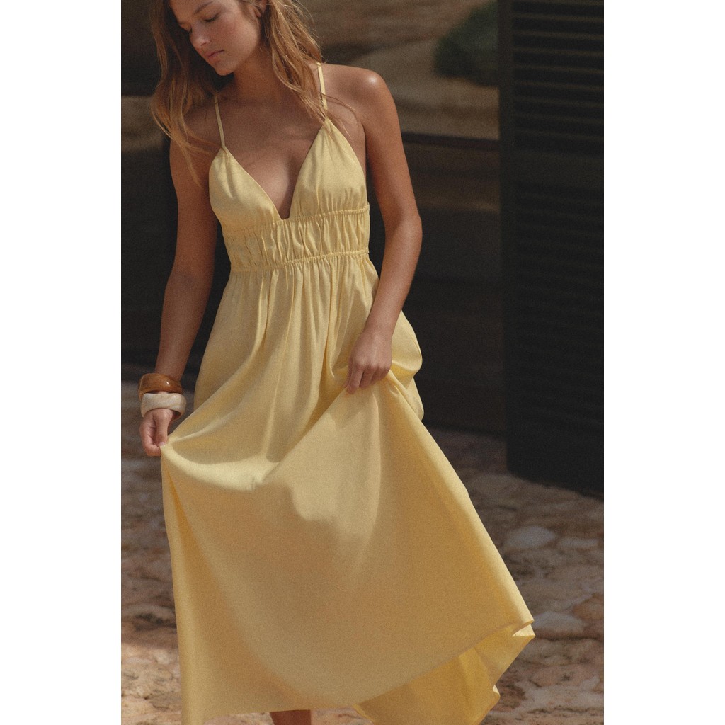 ZARA GAUN MIDI BAHAN JATUH Gaun midi terbuat dari kain luwes