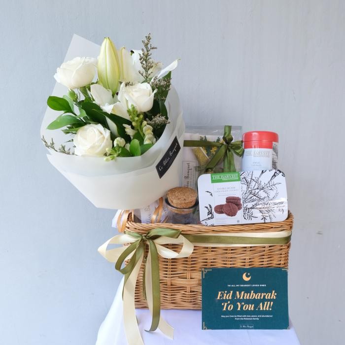 

FESTIVE RATTAN HAMPER Corporate Gift Parcel by Le Bliss Bouquet