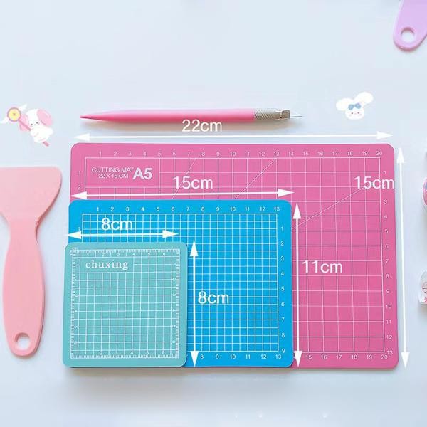 

ID CUTTING MAT UKURAN A5 (22 CM X 15 CM) ALAS POTONG KERTAS STICKER CUTTING BOARD SOFT PAPAN POTONG