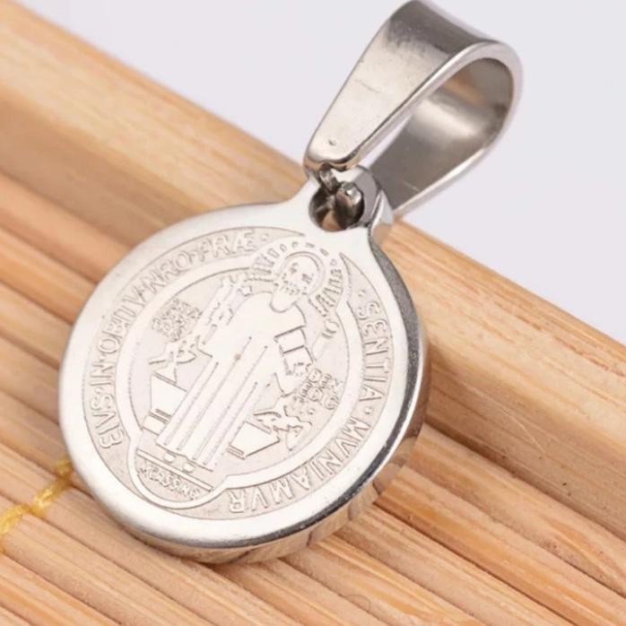 medali bandulan kalung salib benediktus titanium
