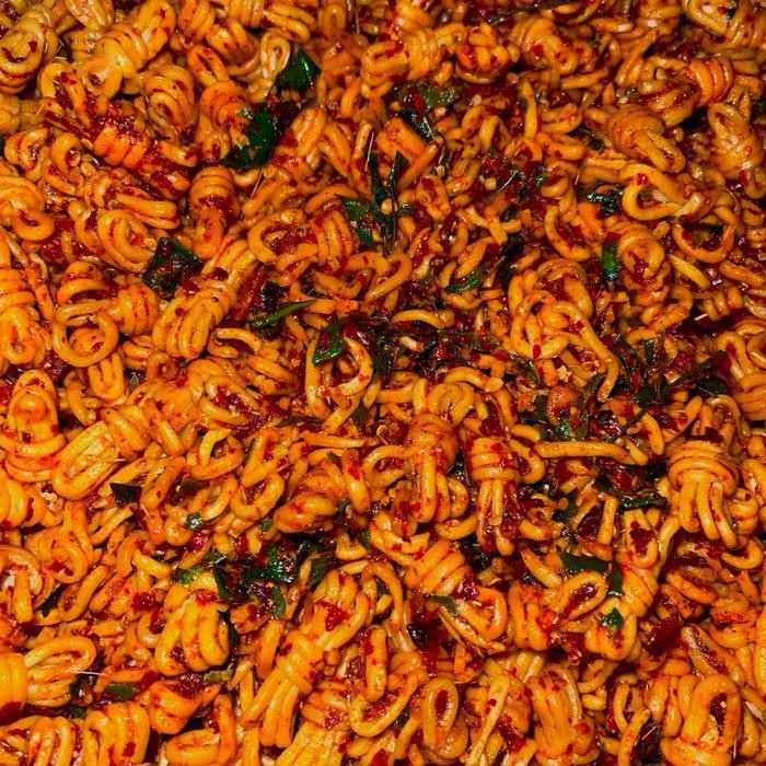 

PREMIUM 120GR MIE GULUNG kering/ PANGSIT PEDAS DAUN JERUK DAN ORIGINAL KRIUK RENYAH GURIH JAJANAN