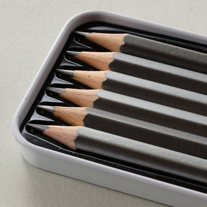 

Pensil Sketsa Gambar Derwent Academy Sketching Pencil Set Metal Tin