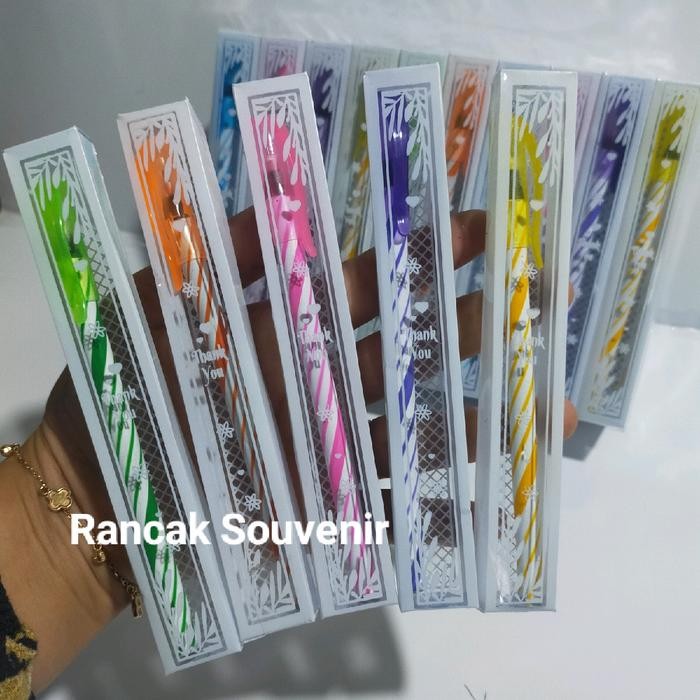 

Isi 50 Pcs Souvenir Pulpen Ulir Warna Warni Kemasan Mika Motif Souvenir Pernikahan Khitanan Ulang