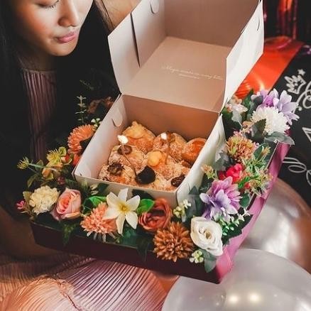 

Kado Hampers Birthday Premium Donat Bloombox / Doughnut Floral Basket