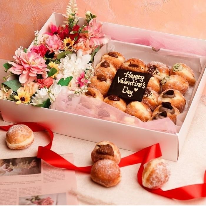 

Kado Hadiah Valentine Hamper Gift Box Mini Donat Bomboloni + Bunga