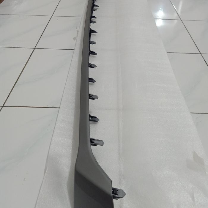 Cover Spoiler Moulding Bemper Depan Bawah Avanza Veloz 2022 Original
