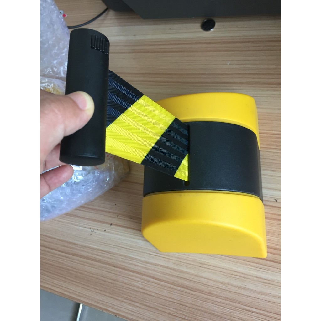 

Max 10m belt length wall mounted retractable belt barrier with yellow / black striped caution belt
