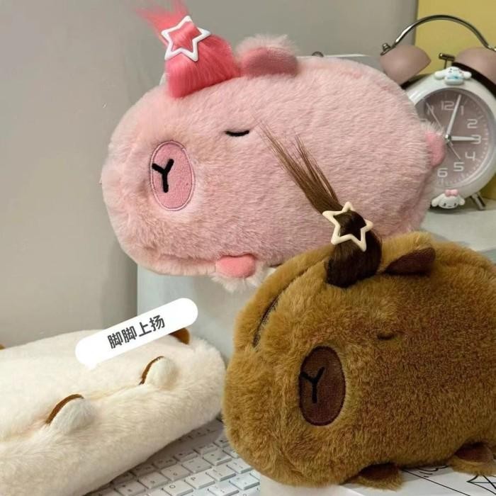 

Kotak Pensil Boneka Bulu Lucu Capybara Bisa Dikuncir Edition Gwiyeo Pencil Case Stationery Bag