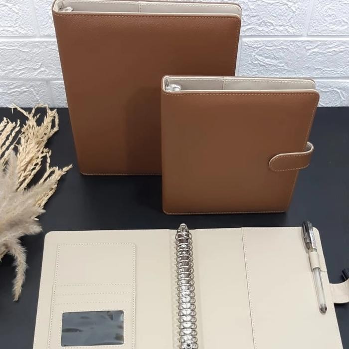 

Binder Polos Premium A5 Ring 20 B5 Ring 26 Binder Exlusive Bahan Kulit Sintetis