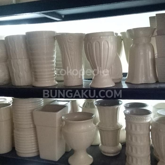 vas keramik putih / vas bunga