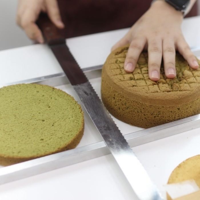 

KOREAN CUTTING CAKE KNIFE MADE IN JAPAN KODE 849