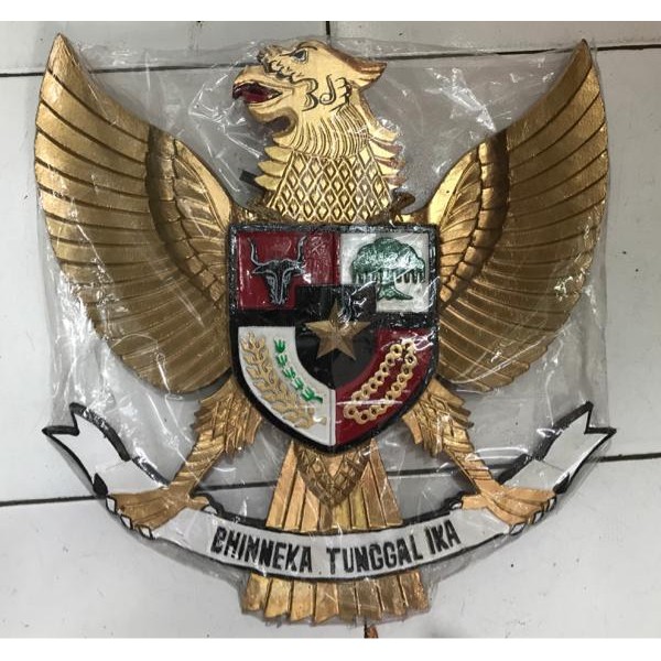 Patung Burung Garuda RI Bahan Kayu