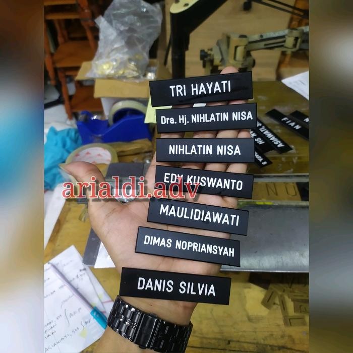 

satu set papan nama dada grafir hitam dove full dan pin korpri magnet