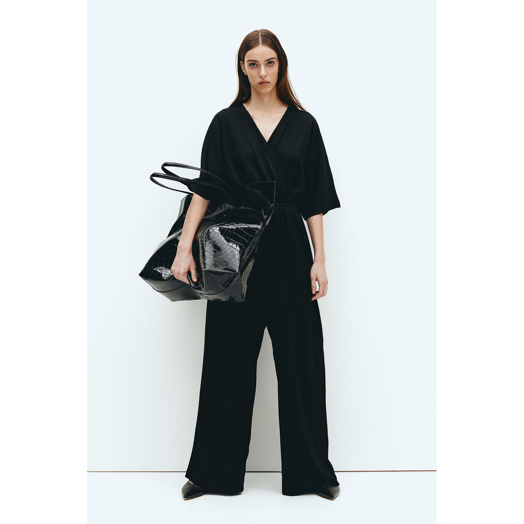 H&M JUMPSUIT JERSEY BERKERUT JUMPSUIT DARI JERSEY BERKERUT DENGAN GARIS LEHER BERBENTUK V DAN BAGIAN