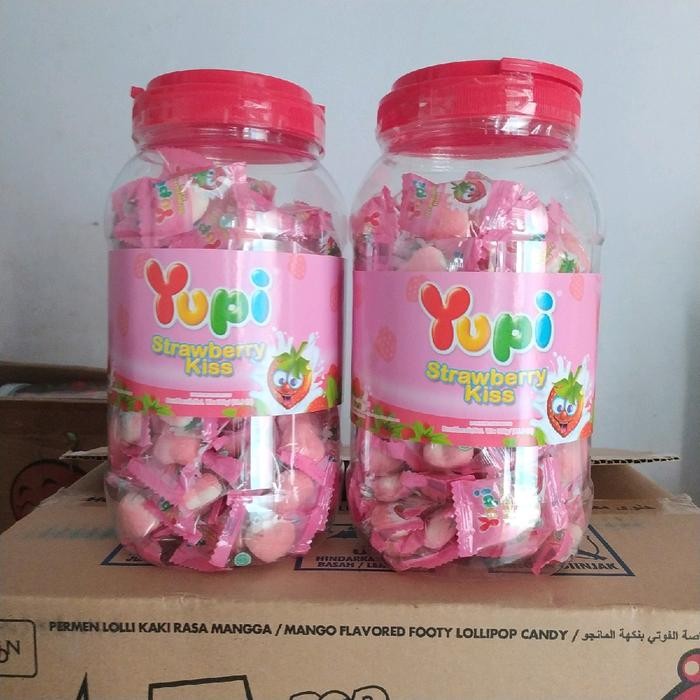 

YUPI STROBERRY KISS TOPLES JAR - YUPI LOVE STROBERRY KISS TOPLES CANDY FOOD MANIS STROBERI GUMMY