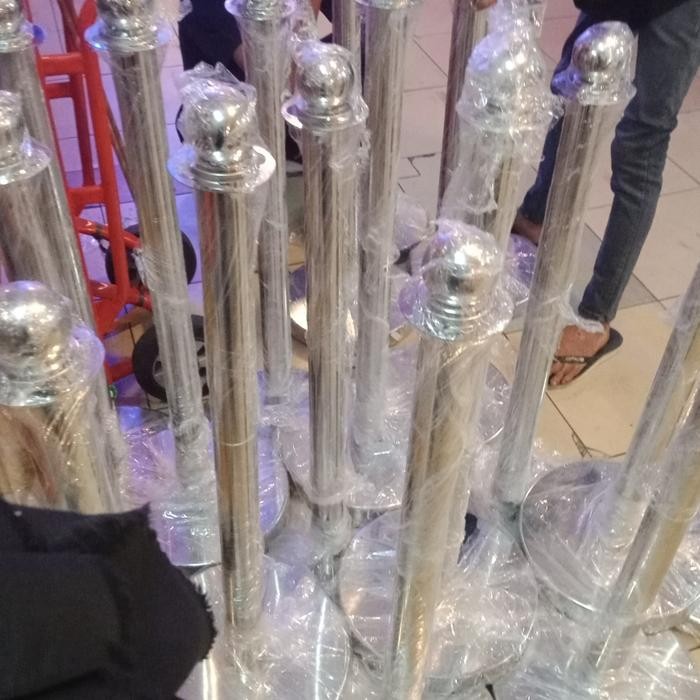 

Tiang Antrian Bulat Untuk Pembatas Jalan Warna Silver Dan Gold