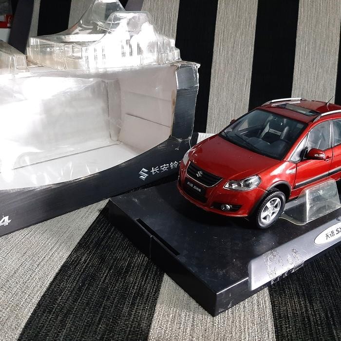 diecast 18 dealerbox suzuki sx4