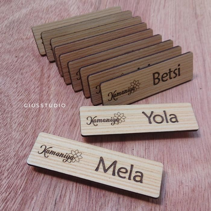 

nametag nama dada kayu gravir magnet dengan lapisan akrilik