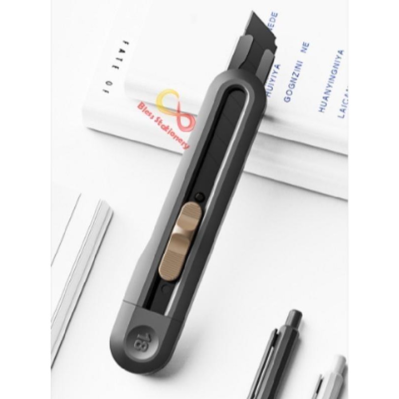 

ID CUTTER HITAM DELI BLACK CUTTER BESAR CUTER PISAU PEMOTONG CUTTER 18MM KATER BESAR SILET BESAR