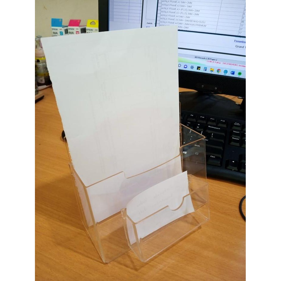 

Akrilik Tempat Brosur A5 + Kotak Kartu Nama 2Mm - Acrylic Display Meja Original