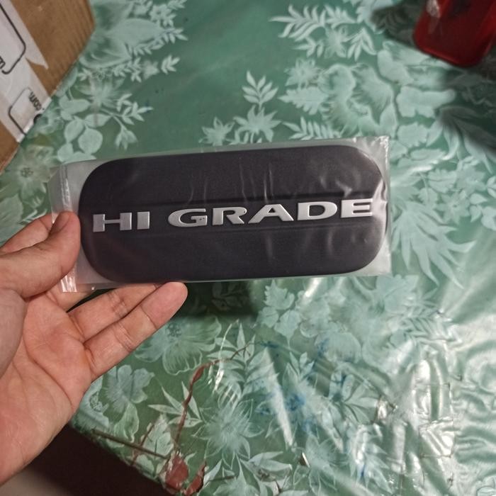 Emblem Hi Grade Isuzu Panther Kapsul Pertama