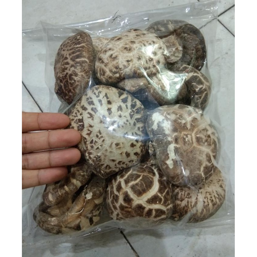

PREMIUM Jamur shitake / hioko kering kualitas A. 1 bungkus setengah kilo